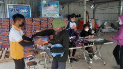 Babeeni delivered noodle, socks & masks for disadvantage people